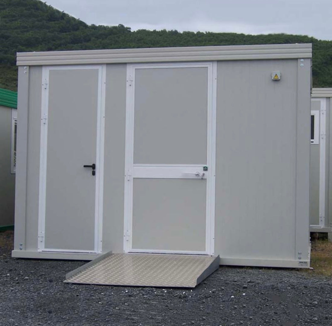 NUOVO BLOCCO SANITARI PMR CON WC PMR, LAVELLO PMR, WC STANDARD E LAVANDINO