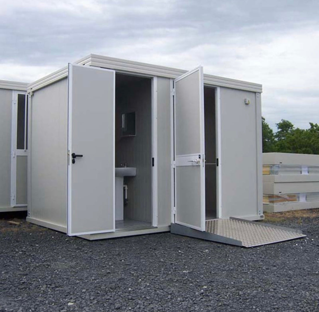 NUOVO BLOCCO SANITARI PMR CON WC PMR, LAVELLO PMR, WC STANDARD E LAVANDINO